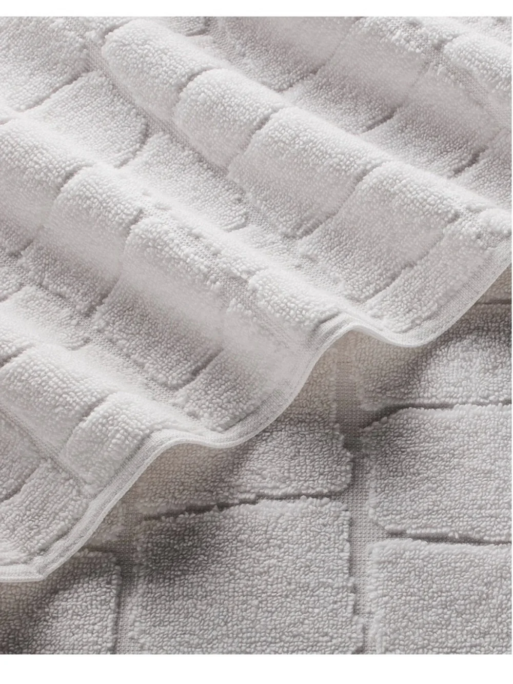 Lacoste White Textured Cotton Bath Towel with Crocodile Logo 100% Cotton